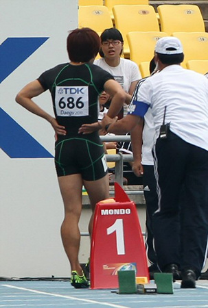 27일 오전 대구스타디움에서 열린 2011 대구세계육상선수권대회. 남자 1000m 자격예선에 출전한 한국 단거리의 희망 김국영이 부정출발로 실격돼 트랙에서 나가고 있다.