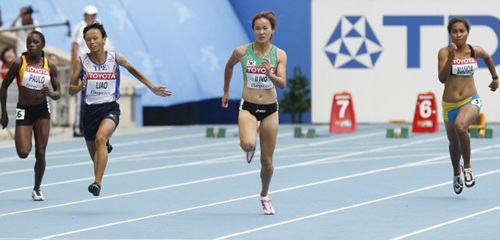 27일 오전 대구스타디움에서 열린 2011 대구세계육상선수권대회 여자 100m 예선 경기에서 정혜림(오른쪽 두번째)이 힘차게 달리고 있다.