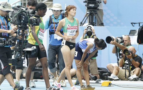 27일 오전 대구스타디움에서 열린 2011 대구세계육상선수권대회 여자 100m 예선 경기에서 조 1위로 들어온 정혜림이 숨을 고르고 있다.