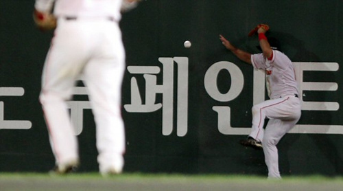 28일 오후 인천 문학경기장에서 열린 2011 프로야구 SK와 넥센의 경기. SK 우익수 박재홍이 6회초 선두타자 넥센 강정호의 타구를 잡으려다 펜스에 부딪치고 있다.