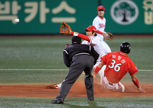 12일 오후 광주 무등경기장에서 열린 2011 프로야구 KIA와 SK의 준플레이오프 4차전 2회초 2사 1루 상황에서 SK박진만 타석때 1루주자 박정권이 도루에 성공하고 있다.