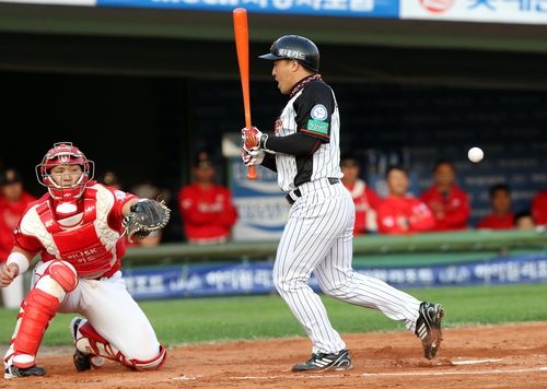 16일 부산 사직야구장에서 열린 2011 프로야구 플레이오프 1차전 롯데 자이언츠와 SK 와이번스의 경기 6회말 1사 주자 1루에서 타석에 들어선 손아섭이 SK 박희수의 투구에 맞고 있다.