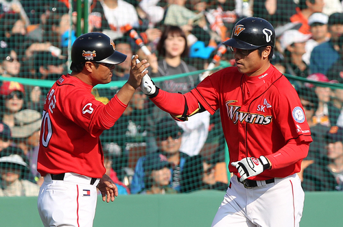 16일 부산 사직야구장에서 열린 2011 프로야구 플레이오프 1차전 롯데 자이언츠와 SK 와이번스의 경기 4회초 1사 상황에서 타석에 들어선 SK 박정권이 솔로홈런을 친 후 그라운드를 돌고 있다.