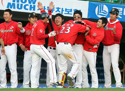 16일 부산 사직야구장에서 열린 2011 프로야구 플레이오프 1차전 롯데 자이언츠와 SK 와이번스의 경기 7회초 1사 주자 1루에서 타석에 들어선 SK 안치용이 2점 역전홈런을 친 후 축하를 받고 있다.