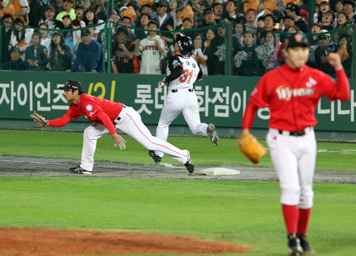 16일 부산 사직야구장에서 열린 2011 프로야구 플레이오프 1차전 롯데 자이언츠와 SK 와이번스의 경기. 9회말 1사 만루에서 병살타를 때린 롯데 손아섭이 1루에서 아쉬워하고 있다. 오른쪽은 SK 정우람.