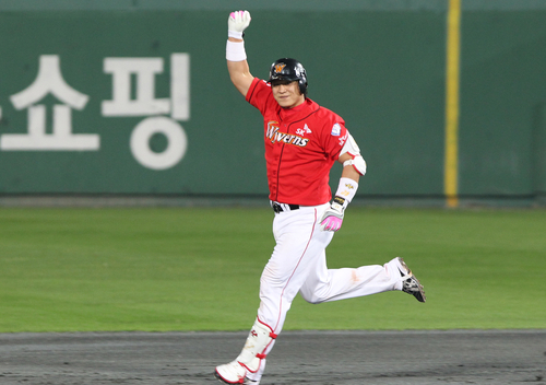 16일 부산 사직야구장에서 열린 2011 프로야구 플레이오프 1차전 롯데 자이언츠와 SK 와이번스의 경기. 10회초 무사에서 선두타자로 나온 SK 정상호가 역전 결승 솔로홈런을 때리고 1루를 돌며 환호하고 있다.