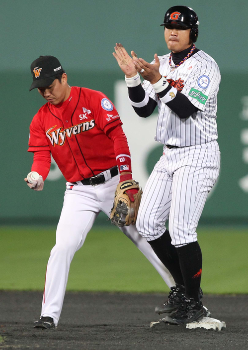 17일 부산 사직야구장에서 열린 2011 프로야구 플레이오프 2차전 롯데 자이언츠와 SK 와이번스의 경기 6회말 2사 주자1루 상황에서 롯데 홍성흔이 2루 도루에 성공하고 있다.