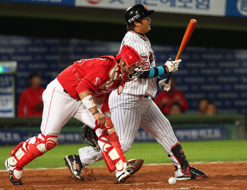 17일 부산 사직야구장에서 열린 2011 프로야구 플레이오프 2차전 롯데 자이언츠와 SK 와이번스의 경기 4회말 1사 상황에서 타석에 오른 롯데 이대호가 아웃되고 있다.