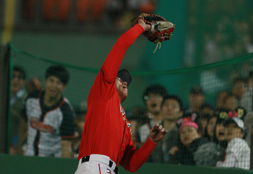 17일 부산 사직야구장에서 열린 2011 프로야구 플레이오프 2차전 롯데 자이언츠와 SK 와이번스의 경기. 1회말 롯데 김주찬의 파울 플라이 때 SK 1루수 박정권이 볼을 잡아내고 있다.