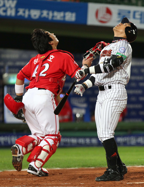 17일 부산 사직야구장에서 열린 2011 프로야구 플레이오프 2차전 롯데 자이언츠와 SK 와이번스의 경기 2회말 무사 상황에서 SK 정상호가 롯데 홍성흔의 파울타구를 쫓고 있다.