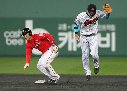 17일 부산 사직야구장에서 열린 2011 프로야구 플레이오프 2차전 롯데 자이언츠와 SK 와이번스의 경기 3회초 2사 주자 1루 상황에서 SK 정근우가 2루 도루를 시도하다 아웃되고 있다.