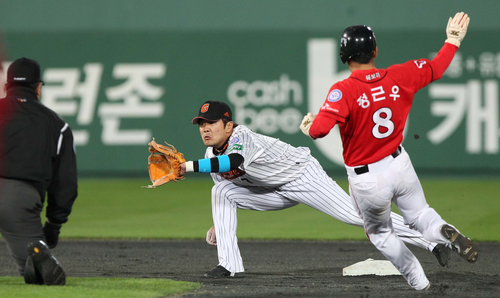 17일 부산 사직야구장에서 열린 2011 프로야구 플레이오프 2차전 롯데 자이언츠와 SK 와이번스의 경기 3회초 2사 주자 1루 상황에서 SK 정근우가 2루 도루를 시도하다 아웃되고 있다.