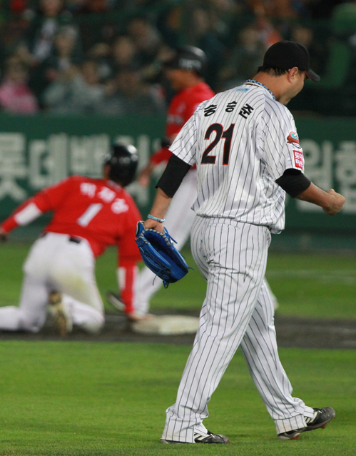 17일 부산 사직야구장에서 열린 2011 프로야구 플레이오프 2차전 롯데 자이언츠와 SK 와이번스의 경기. 6회초 2사 1루 SK 최정 타석 때 1루에 있던 박재상이 견제사 아웃 당하고 있다. 송승준이 주먹을 움켜쥐고 덕아웃으로 향하고 있다.