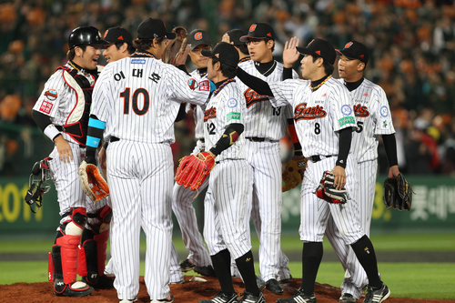 17일 부산 사직야구장에서 열린 2011 프로야구 플레이오프 2차전 롯데 자이언츠와 SK 와이번스의 경기에서 롯데가 4:1로 승리 후 선수들이 기뻐하고 있다.

이날 롯데는 SK에 4-1로 승리했다.