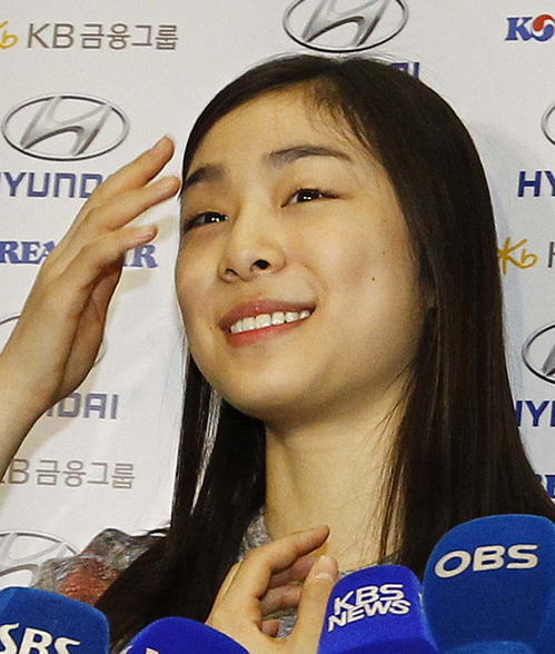 하버드대학교 자선 아이스 쇼에 참석했던 '피겨 퀸' 김연아가 18일 오후 영종도 인천공항을 통해 입국, 세계선수권대회 참가 여부 등을 묻는 취재진에게 "이번 시즌에는 대회에 출전하지 않기로 결정했다"고 말하고 있다. 김연아는 평창 동계올림픽 조직위원회 창립총회에 참석하고 광고 촬영과 행사 등 밀린 일정을 소화하며 태릉에서 개인 훈련을 할 계획이다.