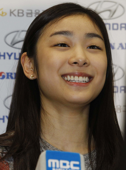 하버드대학교 자선 아이스 쇼에 참석했던 '피겨 퀸' 김연아가 18일 오후 영종도 인천공항을 통해 입국, 취재진의 질문에 답하고 있다. 김연아는 19일 개최되는 2018 평창동계올림픽 조직위원회 첫 총회에 참석한다.