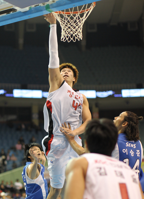 18일 오후 서울 잠실 실내체육관에서 열린 2011-2012 프로농구 안양 KGC인삼공사 대 서울 삼성썬더스의 경기에서 안양의 오세근이 슛을 성공시키고 있다.