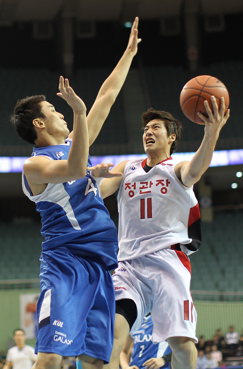 18일 오후 서울 잠실 실내체육관에서 열린 2011-2012 프로농구 안양 KGC인삼공사 대 서울 삼성썬더스의 경기에서 안양의 양희종이 슛을 시도하고 있다.