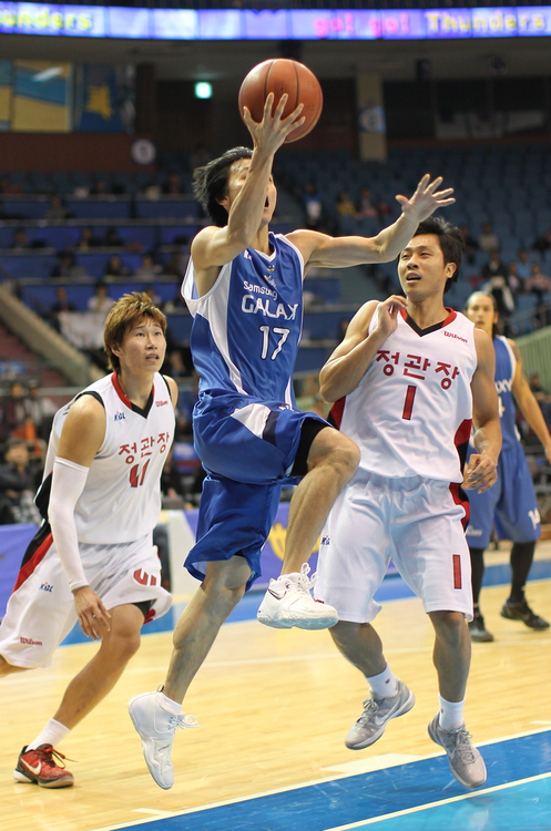 18일 오후 서울 잠실 실내체육관에서 열린 2011-2012 프로농구 안양 KGC인삼공사 대 서울 삼성썬더스의 경기에서 서울의 이시준이 레이업슛을 하고 있다.