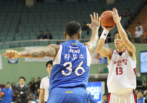 18일 오후 서울 잠실 실내체육관에서 열린 2011-2012 프로농구 안양 KGC인삼공사 대 서울 삼성썬더스의 경기에서 안양의 김성철이 슛을 시도하고 있다.