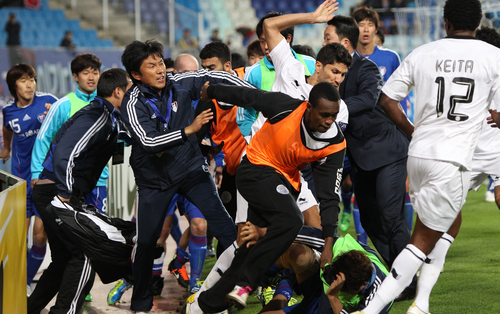 19일 수원월드컵경기장에서 벌어진 아시아축구연맹(AFC) 챔피언스리그 수원 삼성과 카타르 알 사드의 4강 1차전 후반전에서 양 팀 선수들이 난투극을 벌이고 있다. 난투극은 부상 선수 발생으로 수원이 아웃시킨 볼을 알 사드 마마두 니앙이 골로 연결시키면서 비롯됐다. 수원 0대2 패.