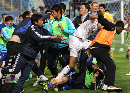 19일 수원월드컵경기장에서 벌어진 아시아축구연맹(AFC) 챔피언스리그 수원 삼성과 카타르 알 사드의 4강 1차전 후반전에서 양 팀 선수들이 난투극을 벌이고 있다. 난투극은 부상 선수 발생으로 수원이 아웃시킨 볼을 알 사드 마마두 니앙이 골로 연결시키면서 비롯됐다. 수원 0대2 패.