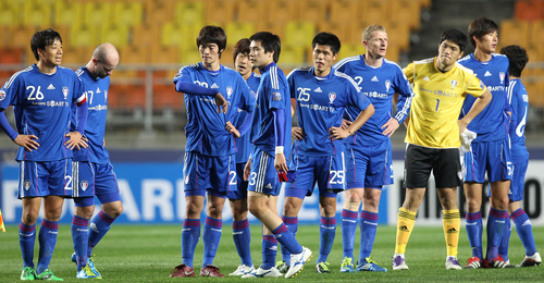 19일 수원월드컵경기장에서 벌어진 아시아축구연맹(AFC) 챔피언스리그 수원 삼성과 카타르 알 사드의 4강 1차전에서 0대2로 패한 수원 선수들이 경기 후 허탈한 표정을 짓고 있다. 이날 후반 수원이 아웃시킨 볼을 알 사드 마마두 니앙이 수원이 수비를 하지 않는 틈에 골로 연결시켜 양 팀 선수들이 난투극을 벌이기도 했다.