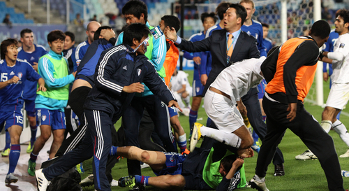 19일 수원월드컵경기장에서 벌어진 아시아축구연맹(AFC) 챔피언스리그 수원 삼성과 카타르 알 사드의 4강 1차전 후반전에서 양 팀 선수들이 난투극을 벌이고 있다. 난투극은 부상 선수 발생으로 수원이 아웃시킨 볼을 알 사드 마마두 니앙이 골로 연결시키면서 비롯됐다. 수원 0대2 패.