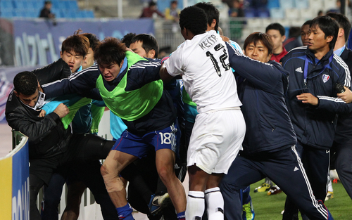 19일 수원월드컵경기장에서 벌어진 아시아축구연맹(AFC) 챔피언스리그 수원 삼성과 카타르 알 사드의 4강 1차전 후반전에서 양 팀 선수들이 난투극을 벌이고 있다. 난투극은 부상 선수 발생으로 수원이 아웃시킨 볼을 알 사드 마마두 니앙이 골로 연결시키면서 비롯됐다.