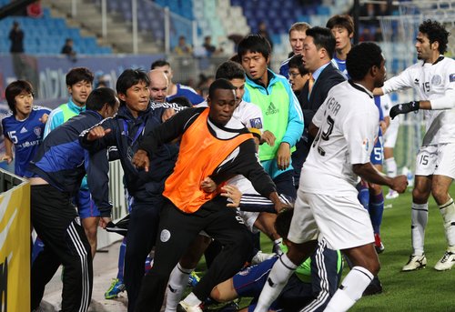 19일 수원월드컵경기장에서 벌어진 아시아축구연맹(AFC) 챔피언스리그 수원 삼성과 카타르 알 사드의 4강 1차전 후반전에서 양 팀 선수들이 난투극을 벌이고 있다. 난투극은 부상 선수 발생으로 수원이 아웃시킨 볼을 알 사드 마마두 니앙이 골로 연결시키면서 비롯됐다. 수원 0대2 패.