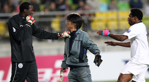 19일 수원월드컵경기장에서 벌어진 아시아축구연맹(AFC) 챔피언스리그 수원 삼성과 카타르 알 사드의 4강 1차전 후반 수원이 아웃시킨 볼을 알 사드 마마두 니앙이 수원이 수비를 하지 않는 틈에 골로 연결시키자 흥분한 관중이 경기장에 들어와 알 사드 골키퍼 모하메드와 대치하고 있다. 수원 0대2 패.