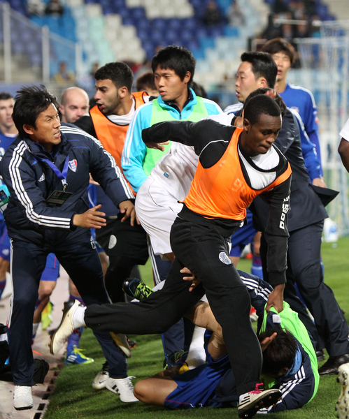 19일 수원월드컵경기장에서 벌어진 아시아축구연맹(AFC) 챔피언스리그 수원 삼성과 카타르 알 사드의 4강 1차전 후반전에서 양 팀 선수들이 난투극을 벌이고 있다. 난투극은 부상 선수 발생으로 수원이 아웃시킨 볼을 알 사드 마마두 니앙이 골로 연결시키면서 비롯됐다. 수원 0대2 패.