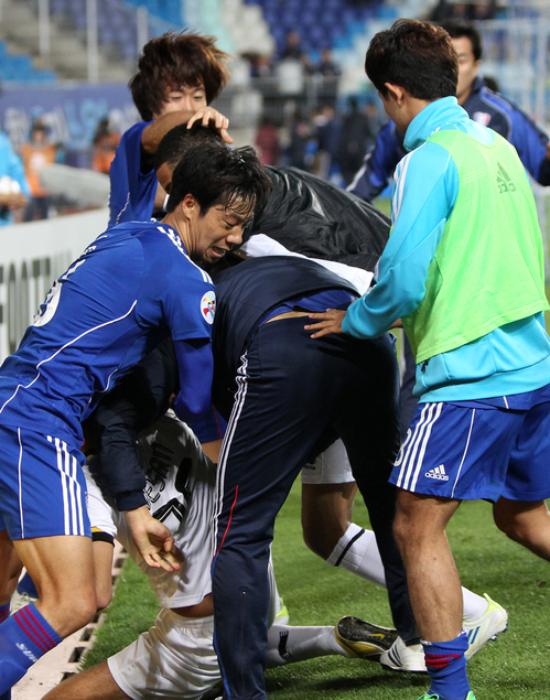 19일 수원월드컵경기장에서 벌어진 아시아축구연맹(AFC) 챔피언스리그 수원 삼성과 카타르 알 사드의 4강 1차전 후반전에서 양 팀 선수들이 난투극을 벌이고 있다. 난투극은 부상 선수 발생으로 수원이 아웃시킨 볼을 알 사드 마마두 니앙이 골로 연결시키면서 비롯됐다. 수원 0대2 패.