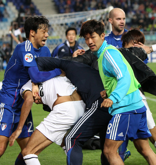 19일 수원월드컵경기장에서 벌어진 아시아축구연맹(AFC) 챔피언스리그 수원 삼성과 카타르 알 사드의 4강 1차전 후반전에서 양 팀 선수들이 난투극을 벌이고 있다. 난투극은 부상 선수 발생으로 수원이 아웃시킨 볼을 알 사드 마마두 니앙이 골로 연결시키면서 비롯됐다. 수원 0대2 패.