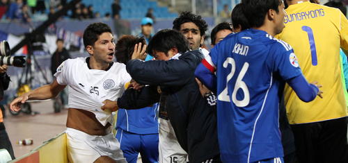 19일 수원월드컵경기장에서 벌어진 아시아축구연맹(AFC) 챔피언스리그 수원 삼성과 카타르 알 사드의 4강 1차전 후반전에서 양 팀 선수들이 난투극을 벌이고 있다. 난투극은 부상 선수 발생으로 수원이 아웃시킨 볼을 알 사드 마마두 니앙이 골로 연결시키면서 비롯됐다. 수원 0대2 패.