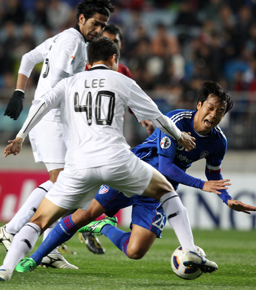 19일 수원월드컵경기장에서 벌어진 아시아축구연맹(AFC) 챔피언스리그 수원 삼성과 카타르 알 사드의 4강 1차전에서 수원 염기훈(오른쪽)이 알 사드 이정수(40번)의 반칙에 넘어지고 있다.