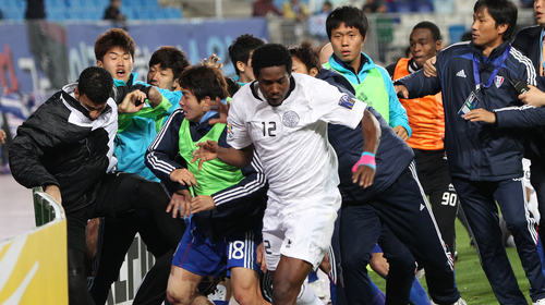 19일 수원월드컵경기장에서 벌어진 아시아축구연맹(AFC) 챔피언스리그 수원 삼성과 카타르 알 사드의 4강 1차전 후반전에서 양 팀 선수들이 난투극을 벌이고 있다. 난투극은 부상 선수 발생으로 수원이 아웃시킨 볼을 알 사드 마마두 니앙이 골로 연결시키면서 비롯됐다.