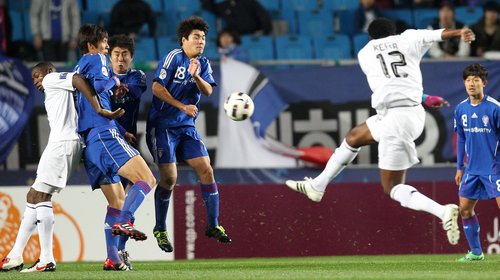 19일 수원월드컵경기장에서 벌어진 아시아축구연맹(AFC) 챔피언스리그 수원 삼성과 카타르 알 사드의 4강 1차전에서 알 사드 케이타(오른쪽)의 프리킥을 수원 선수들이 온몸으로 막고 있다.