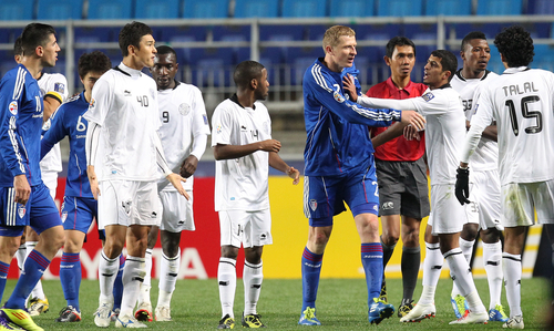 19일 수원월드컵경기장에서 벌어진 아시아축구연맹(AFC) 챔피언스리그 수원 삼성과 카타르 알 사드의 4강 1차전 후반전에서 양 팀 선수들이 몸싸움을 벌이고 있다. 몸싸움은 부상 선수 발생으로 수원이 아웃시킨 볼을 알 사드 마마두 니앙이 수원이 수비를 하지 않는 틈에 골로 연결시키면서 비롯됐다. 수원 0대2 패.