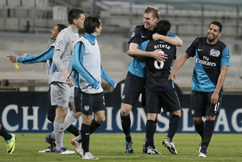 20일(한국시간) 프랑스 마르세유의 스타드 벨로드롬에서 열린 2011-2012 UEFA 챔피언스리그 조별리그 F조 3차전 아스널-마르세유 경기에서 1대 0으로 승리한 아스널 선수들이 기뻐하고 있다.