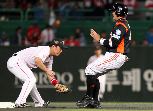 20일 오후 인천 문학경기장에서 열린 2011 프로야구 플레이오프 4차전 SK 와이번스와 롯데 자이언츠의 경기. 6회초 1사 1루에서 1루주자 롯데 홍성흔이 2루로 도루하다 아웃되고 있다.