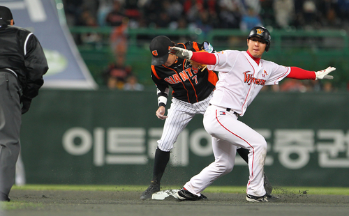 20일 오후 인천 문학경기장에서 열린 2011 프로야구 플레이오프 4차전 SK 와이번스와 롯데 자이언츠의 경기 1회말 SK 박재상의 타석 때 1루주자 최정이 도루를 시도한 뒤 심판에게 세이프를 주장하고 있다. 결과는 아웃.