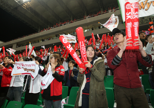 20일 오후 인천 문학경기장에서 열린 2011 프로야구 플레이오프 4차전 SK 와이번스와 롯데 자이언츠의 경기. SK 팬들이 힘차게 응원하고 있다.