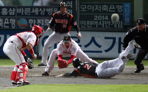 20일 인천 문학경기장에서 열린 2011 프로야구 플레이오프 4차전 SK 와이번스와 롯데 자이언츠의 경기 5회초 1사 주자 2루 상황에서   2루주자 롯데 조성환이 홈으로 쇄도하고 있다.