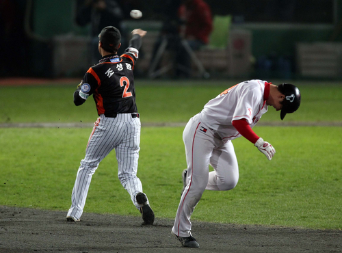 20일 인천 문학경기장에서 열린 2011 프로야구 플레이오프 4차전 SK 와이번스와 롯데 자이언츠의 경기 4회말 1사 주자 1루 상황에서 SK 1루 주자 최정이 2루에서 아웃되고 있다.