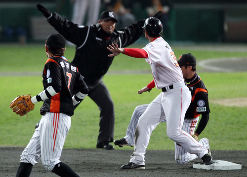 20일 인천 문학경기장에서 열린 2011 프로야구 플레이오프 4차전 SK 와이번스와 롯데 자이언츠의 경기 2회말 무사 주자 1루 상황에서 1루 주자 SK 박정권이 2루 도루에 성공하고 있다.