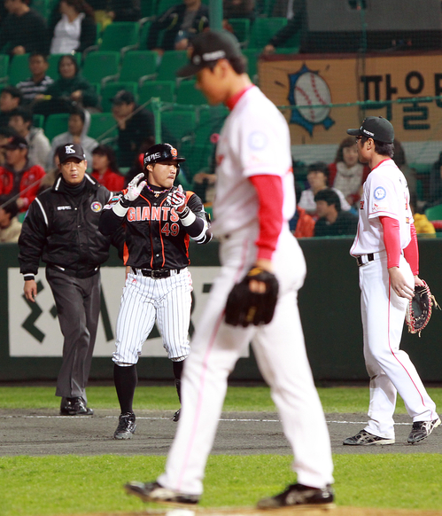 20일 인천 문학경기장에서 열린 2011 프로야구 플레이오프 4차전 SK 와이번스와 롯데 자이언츠의 경기. 6회초 무사 상황에서 롯데 홍성흔이 안타를 친 뒤 환호하고 있다.