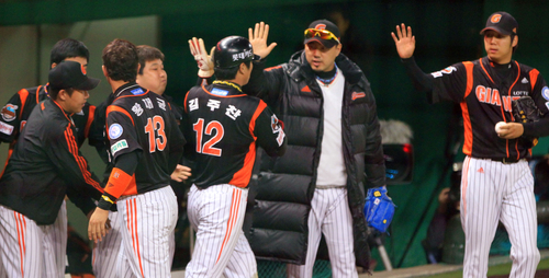 20일 인천 문학경기장에서 열린 2011 프로야구 플레이오프 4차전 SK 와이번스와 롯데 자이언츠의 경기. 5회초 롯데 공격 2사 2루에서 2번 손아섭의 안타로 홈인한 2루주자 김주찬이 동료들의 화녕을 받고 있다.