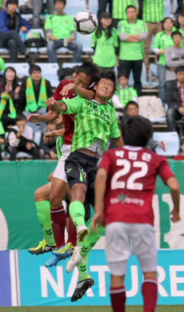 22일 전주월드컵경기장에서 벌어진 프로축구 K-리그. 전북 현대 전광환(파란색)과 대전 박성호가 공중볼을 다투고 있다.