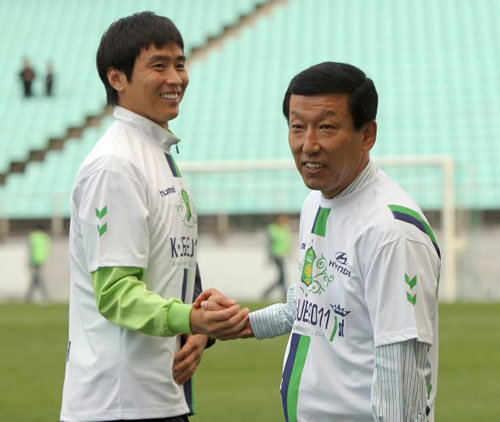 프로축구 K리그 전북 현대가 22일 전주월드컵경기장에서 대전과 0-0으로 비겨 정규리그 1위를 확정짓고 챔피언결정전에 직행했다. 이동국이 우승을 박수로 자축하고 있다.